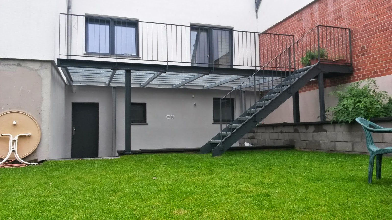 stahltreppe fur innen und aussen designs, stahlterrasse mit stahltreppe in brühl fertiggestellt | frÖbel metallbau, Design ideen