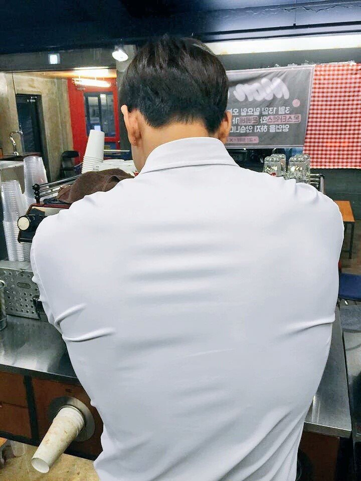 어깨랑 등빨 하나는 진짜 출중한 남돌.jpggif (약후방주의?) | 인스티즈