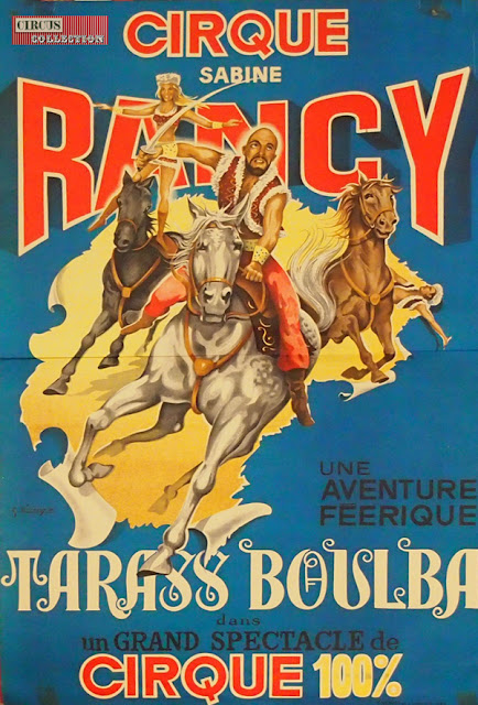 le dresseur de fauve Tarass Boulba a l'affiche montant un cheval au galop