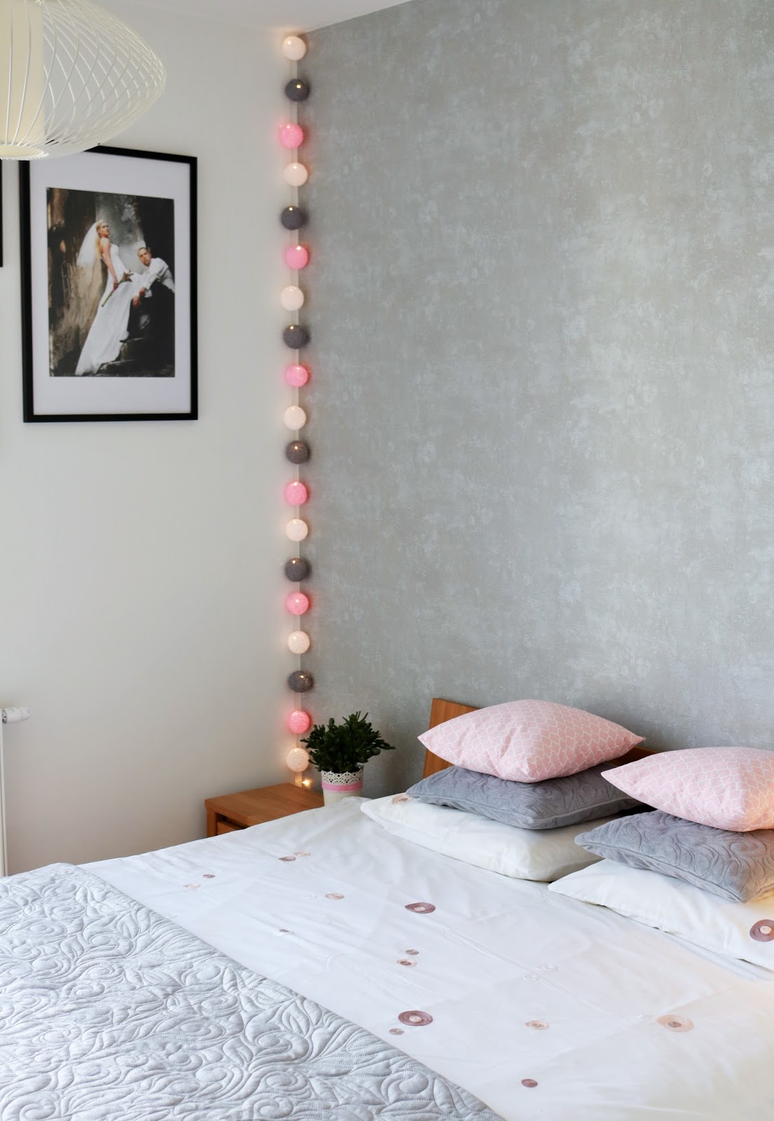 różowe cotton balls w sypialni