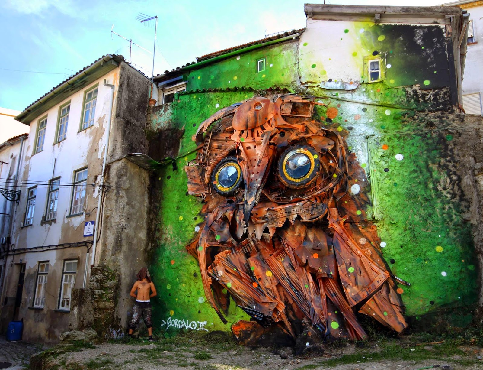 Our friend Bordalo II recently stopped by the lovely city of Covhila in Portugal where he was invited to work on a new installation for the excellent Wool Festival.