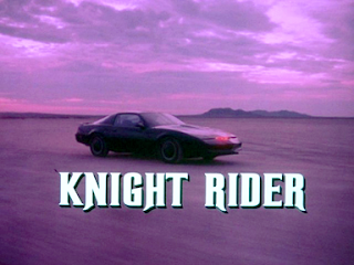 Pantalla de inicio de la serie El coche fantástico de 1982. En la imagen aparece un Pontiac Firebird Trans Am (KITT) con el texto Knight Rider