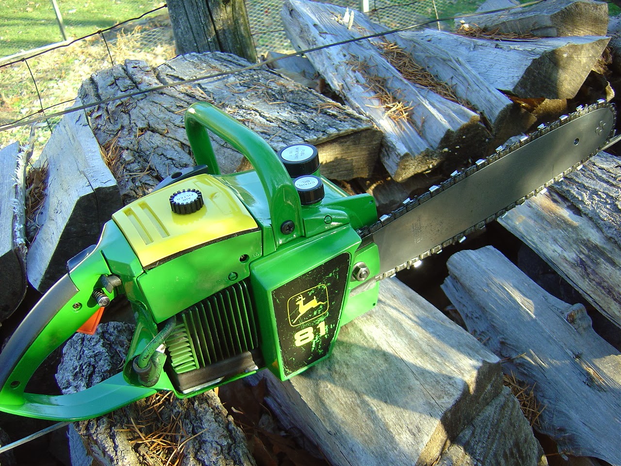 VINTAGE CHAINSAW COLLECTION JOHN DEERE 81.