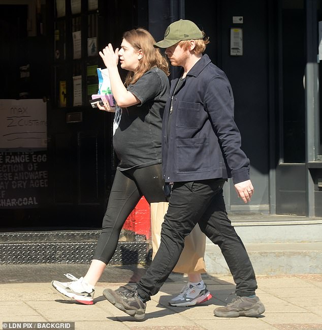 Rupert Grint y Groome, son captados mientras se abastecen de