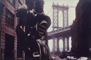 imágenes de Peter Dinklage como Bolivar Trask y los Centinelas [X-Men Días del Futuro Pasado].