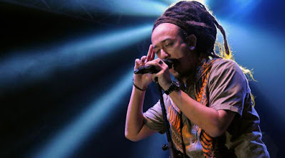 Biografi Ras Muhammad Biografi Ras Muhammad Ras Muhamad yang lahir di Jakarta hijrah mengikuti keluarganya ke New York City dan tinggal di sana dari tahun 1993 sampai Juli 2005. Perjalanan musikalnya sebagai seorang pemusik, penyanyi dan pengarang lagu yang menjadikannya sebagai solo-ist Reggae berawal sejak ia menjelang remaja, saat ia tinggal di daerah Queens, di kota dunia tersebut. Ras Muhamad pernah membentuk sebuah band rock pada saat di SLA, kemudian membentuk kelompok duet Rap/Hip Hop Duo bernama “Ronin” pada tahun pertama dia di Kolese. Nama Ras Muhammad sendiri dia dapatkan ketika dia berada di Brooklyn, Ras yang berarti bung ( kosa kata bahasa Jamaika ) dan akar kata dari Rastaman yang berarti orang yang telah memahami filsuf atau ajaran Rastafari, bisa diartikan juga sebagai Prince atau putra bangsawan ( dalam bahasa Amharik - Ethiopia ), sedangkan nama Muhammad nya sendiri dari awalan nama lahirnya, dan dari situlah akhirnya Muhammad Egar lebih tenar dan terkenal dengan nama Ras Muhammad. Pada tahun 2003 menjelang kepulangannya ke Indonesia Ras Muhamad banyak bersentuhan dengan musisi reggae asal Jamaica di Brooklyn, dan sewaktu SMA dia pernah membuat band dan untuk pertama kalinya di nyanyi di Queens New York,