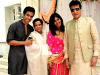 tusshar, ekta, jitendra, shobha, kapoor, family photo
