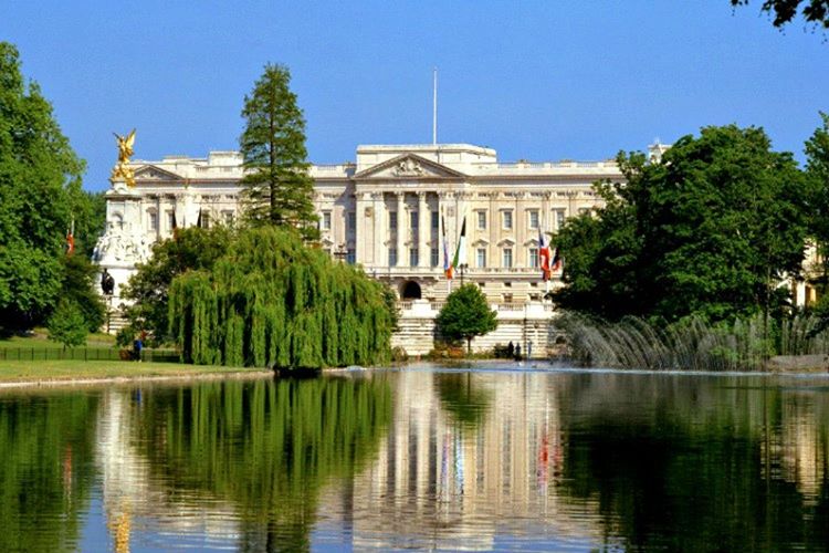 Buckingham Sarayı'nın bilgi işlem dairesi vardır, bu bölümde saray hakkında sorulan sorular cevaplanmaktadır.
