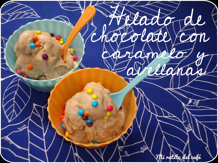Helado de chocolate con caramelo y avellanas