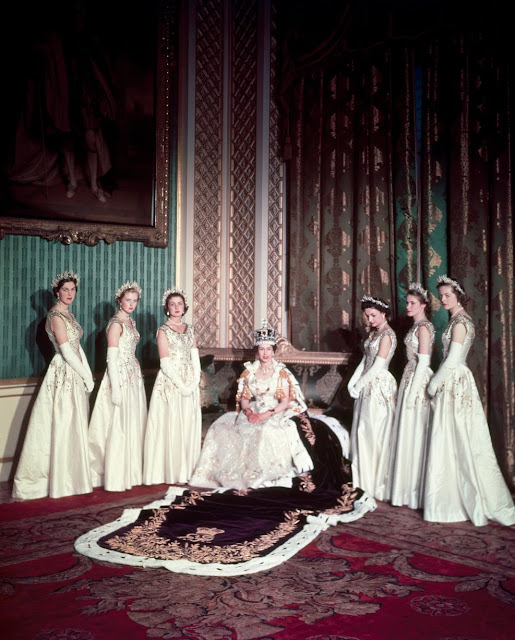 http://4.bp.blogspot.com/-fQ6uplRCJpg/UaxzvEghdRI/AAAAAAAARRw/p1UUpagS69A/s640/SUNDAY-MIRROR-ONLY-Coronation-portrait-of-Queen-Elizabeth-II-1896664.jpg