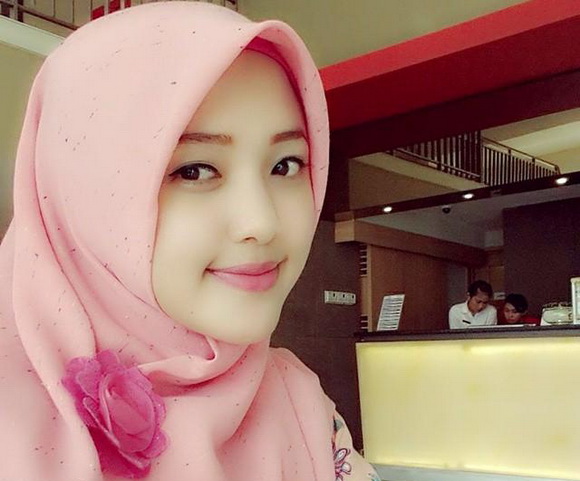Pengusaha Batik asal Cirebon Cantik Sally Giovanny Pengusaha Batik asal Cirebon Cantik Sally Giovanny