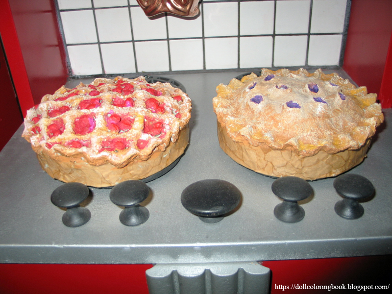 Papierm??ch?? Two Delicious Pretend Pies! The Doll Coloring Book