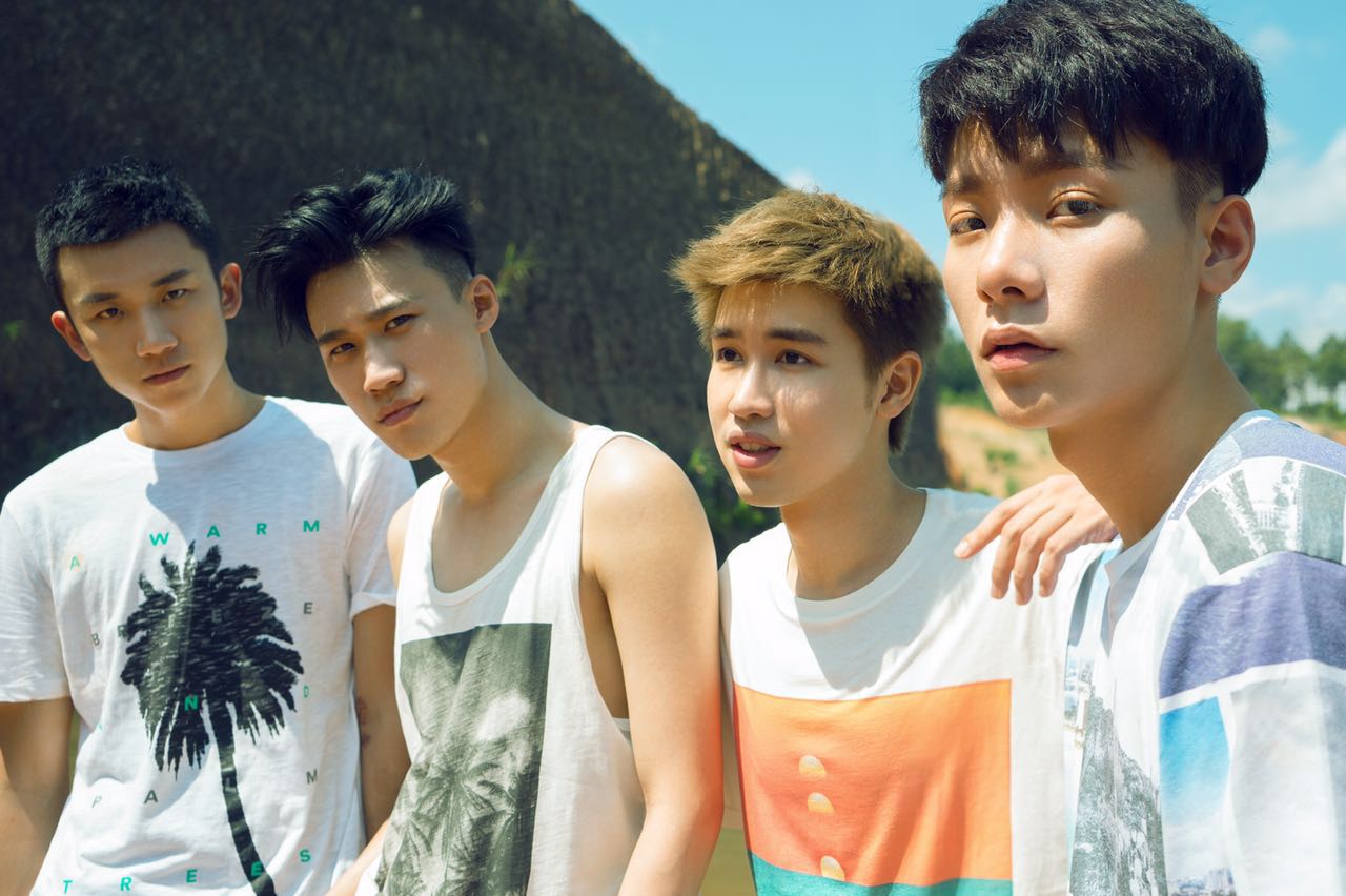 два мальчика. мальчик целует мальчика. Boys each. Into1 группа. Boys each.