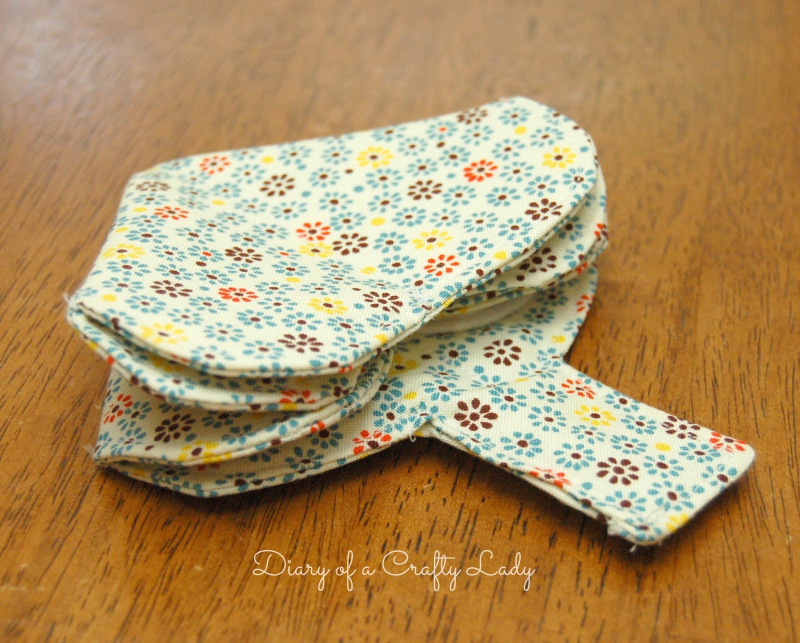 Diary of a Crafty Lady: Fold-up Fabric Needle Holder