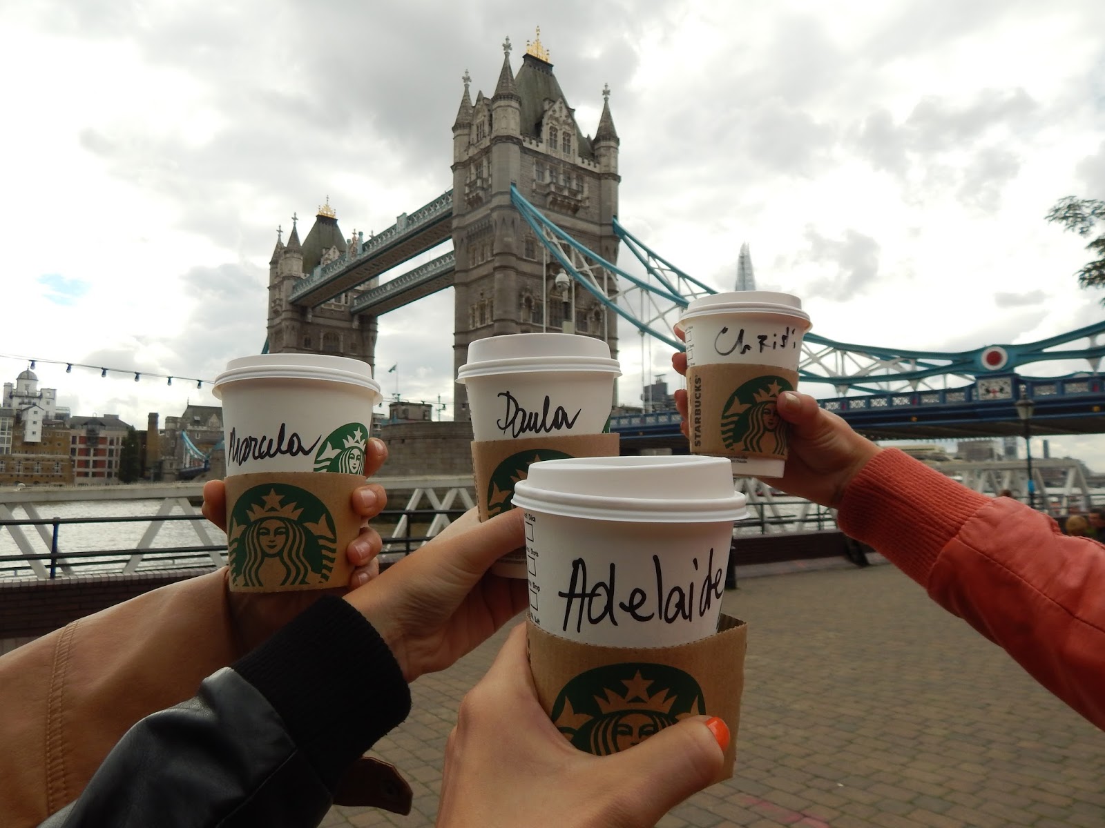 Starbucks u Tower Bridge Dýňové latté ve Starbucks u Tower Bridge v Londýně