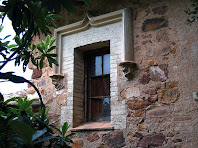 Detall d'un finestral amb mènsules esculpides del mas Francesc