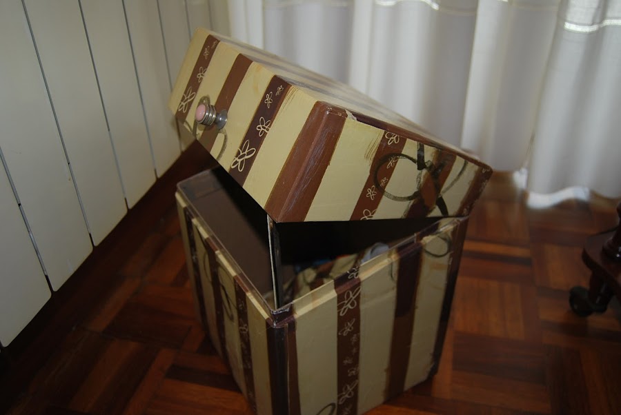Como forrar una caja de vino de carton, como hacer una caja de regalo.