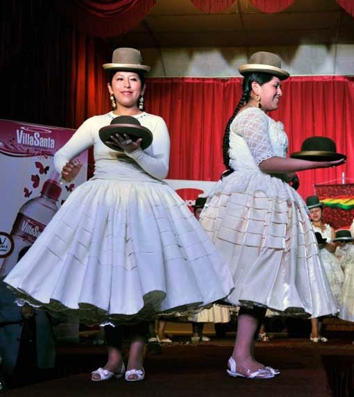 Cholitas paceñas desfilan para mostrar las tendencias de moda en Bolivia 