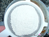 Tamizando el harina, la levadura, la canela y el azúcar avainillado