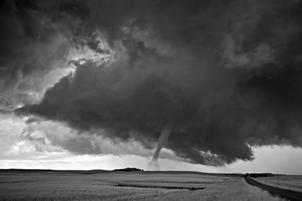 As exuberantes fotografias em preto e branco de tempestades e tornados de Mitch Dobrowner Mitch Dobrowner fotografia tempestades tornados preto e branco natureza impressionante chuva torrencial