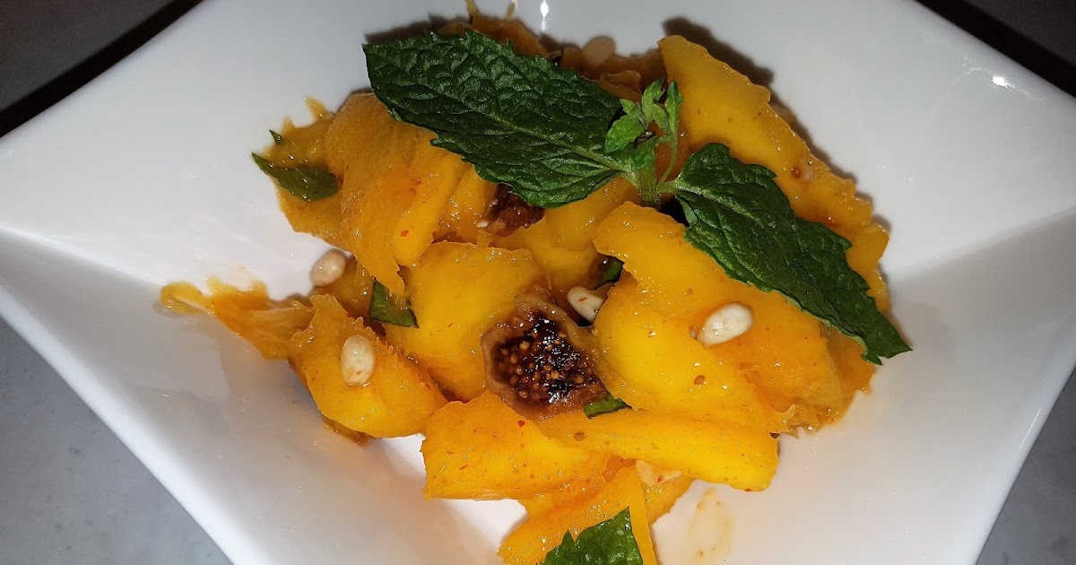 Scharfer Mangosalat mit Minze und Piniernkernen
