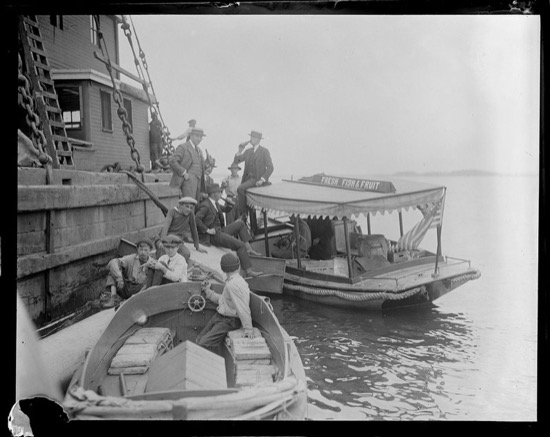 Hombres bebiendo en barcos Hombres bebiendo en barcos