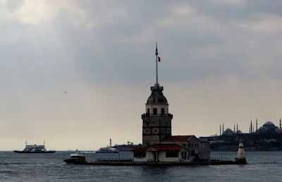 Оксана Лупич, вид на правобережье столицы бывшей Османской империи, Стамбул, из мусульманской части города. По одной из версий, искусство живописи на воде "эбру" родилось именно в Турции.