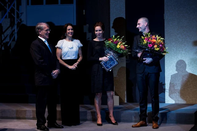HRH Crown Princess Cancer Society Merit Award. The Crown Princess was received by the Chairman of the Cancer Society Frede Olesen in Playhouse in Copenhagen, där event was successful.