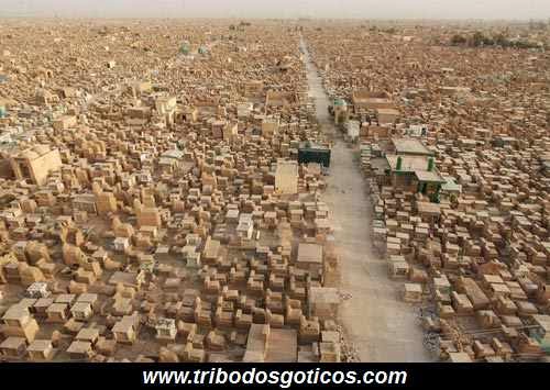 existem tumulos com alturas diferenciadas e até debaixo do cemiterio Wadi Al- Salaam,cemiterio,grande,mundo,árabe