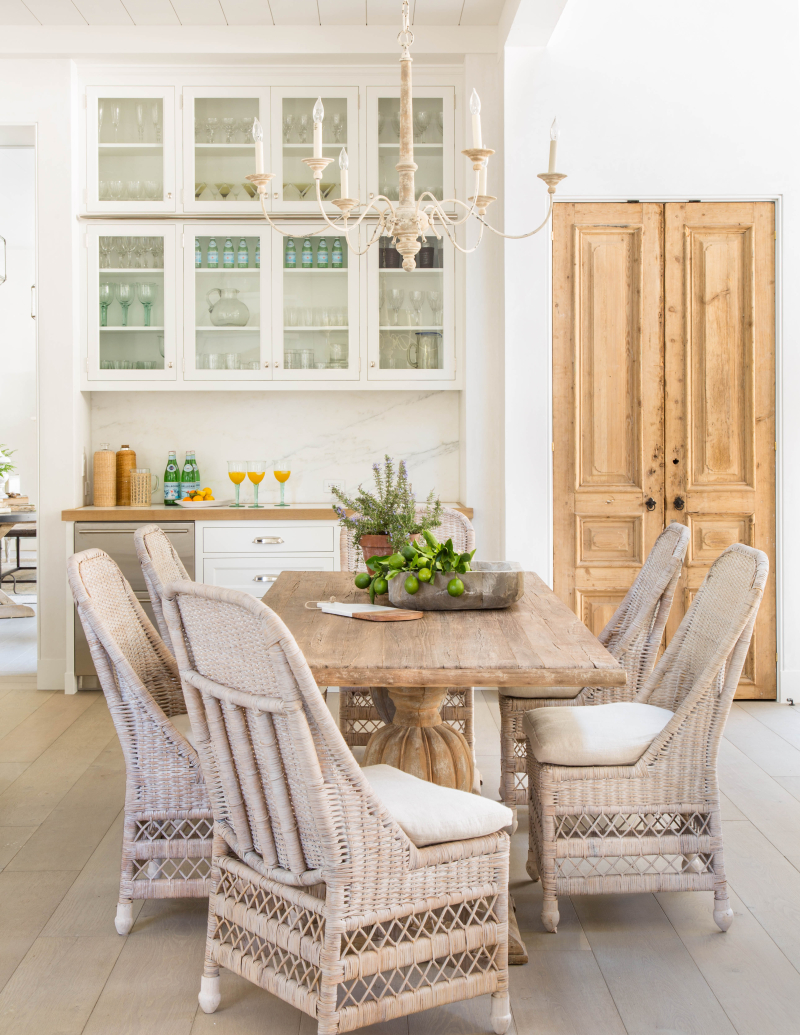Inspiring warm and rustic neutral modern farmhouse kitchen by Giannetti Home - found on Hello Lovely Studio. #modernfarmhouse #farmhousekitchen #Calistyle