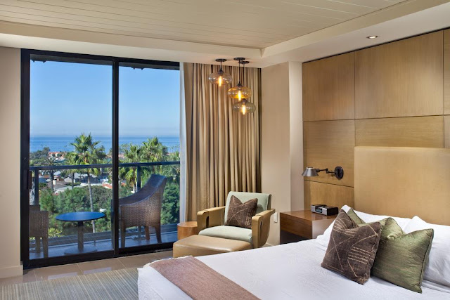Nestled among the palms, Hotel La Jolla, Curio Collection by Hilton embodies the easy-going vibe of Southern California. Enjoy surfing and outdoor adventuring a short walk away at La Jolla Shores Beach.