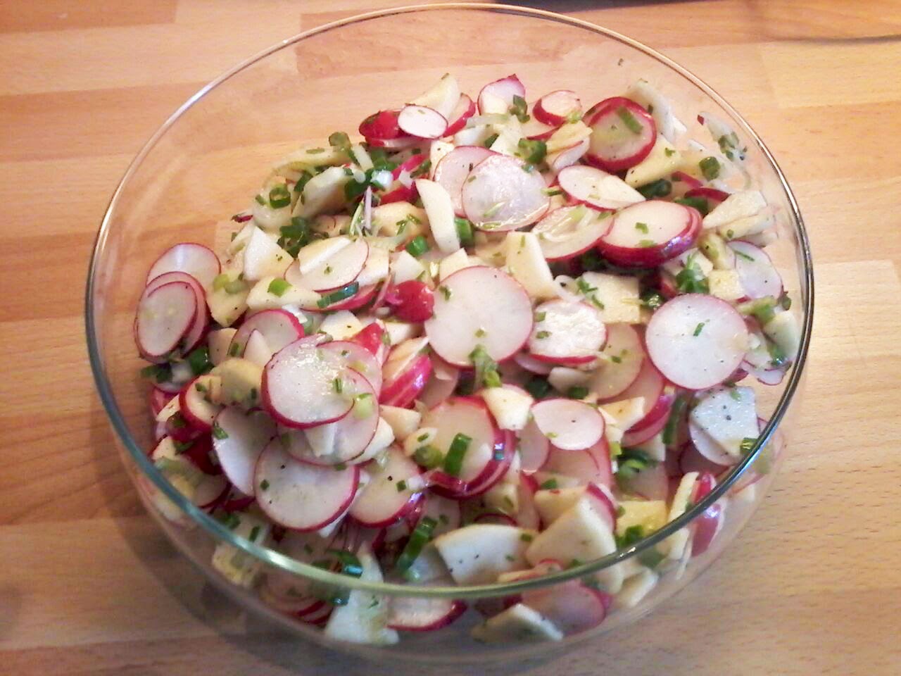 Clutching at straws...: Radieschen-Apfel-Salat mit rustikalen ...