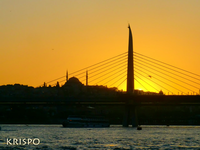 Atardecer de Istanbul con Bósforo, puente y mezquita