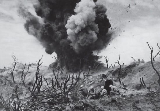 Marines cubriéndose durante la batalla de Iwo Jima mientras un búnker japonés es destrozado. Marzo 1945. Marines cubriéndose durante la batalla de Iwo Jima mientras un búnker japonés es destrozado. Marzo 1945.
