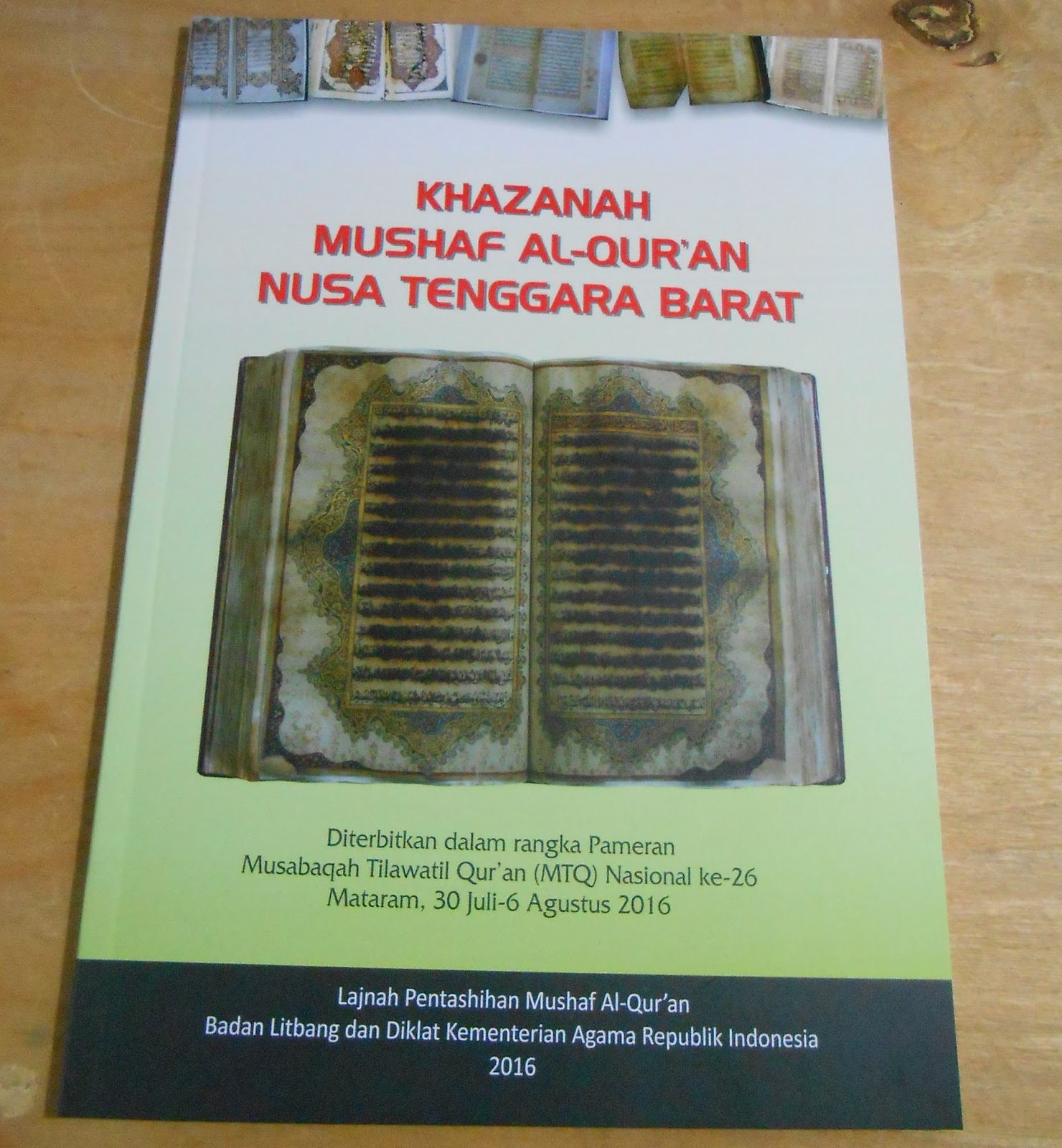 Buku kecil ini memberikan gambaran singkat mengenai tradisi mushaf Al Qur an di Nusa Tenggara Barat