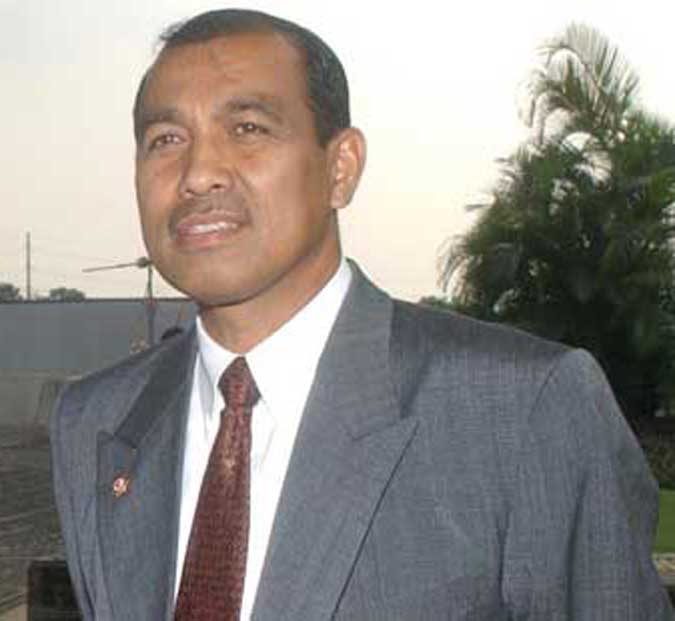 Sampono Pertanyakan Pembagian PI 10% Blok Masela Dengan NTT Ambon, Malukupost.com - Wakil Ketua I DPD RI, Nono Sampono mengatakan akan memanggil Menteri ESDM Ignatius Jonan, untuk meminta penjelasan terkait pernyataan bahwa hak Participating Interest (PI) 10 persen Blok Masela akan dikelola Maluku dan Nusa Tenggara Timur (NTT). "Kami akan memanggil Menteri Energi dan Sumberdaya Mineral untuk mempertanyakan alasan mengapa hak PI harus dibagi dengan Pemprov NTT," kata Nono Sampono di Ambon, Rabu (21/3). Saat tampil sebagai pembicara pada Kongres HMI XXX di Universitas Pattimura (Unpatti) Ambon tanggal 14 Februari 2018, Menteri ESDM menyatakan hak PI 10 persen Blok Masela bakal dikelola Pemprov Maluku dengan Pemprov Nusa Tenggara Timur.