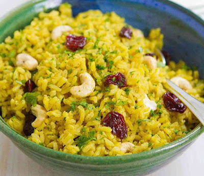 Arroz com Açafrão, Castanhas e Cerejas Desidratadas Arroz com Açafrão, Castanhas e Cerejas Desidratadas (vegana)