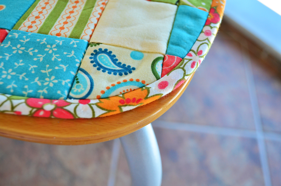 keywoman sews: quilted chair cover(κάλυμμα-μαξιλάρι καρέκλας)