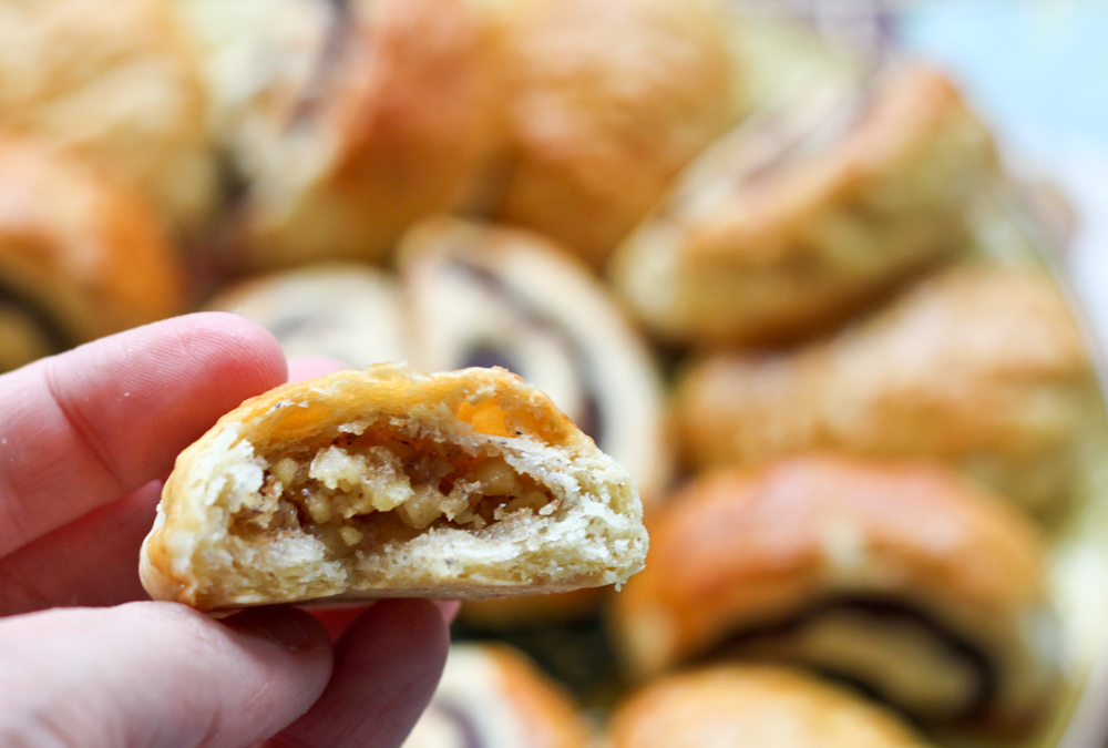 Date or walnutfilled Iraqi cookie (kleicha)