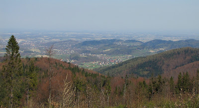 Panorama ze wzniesienia Na Beskidzie (863 m n.p.m.). Panorama ze wzniesienia Na Beskidzie (863 m n.p.m.).