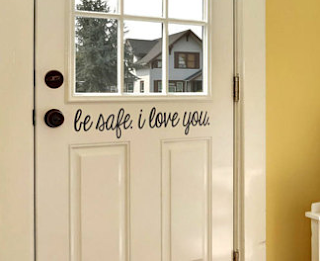 Hiasan pintu kamar dari sticker