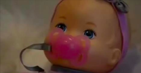 Leur fils de 3 ans dit qu’il entend des voix la nuit. Quand ils découvrent la vérité, le choc est terrible.