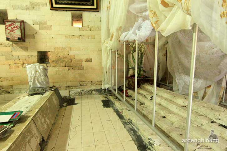 makam siti fatimah binti maimun gresik