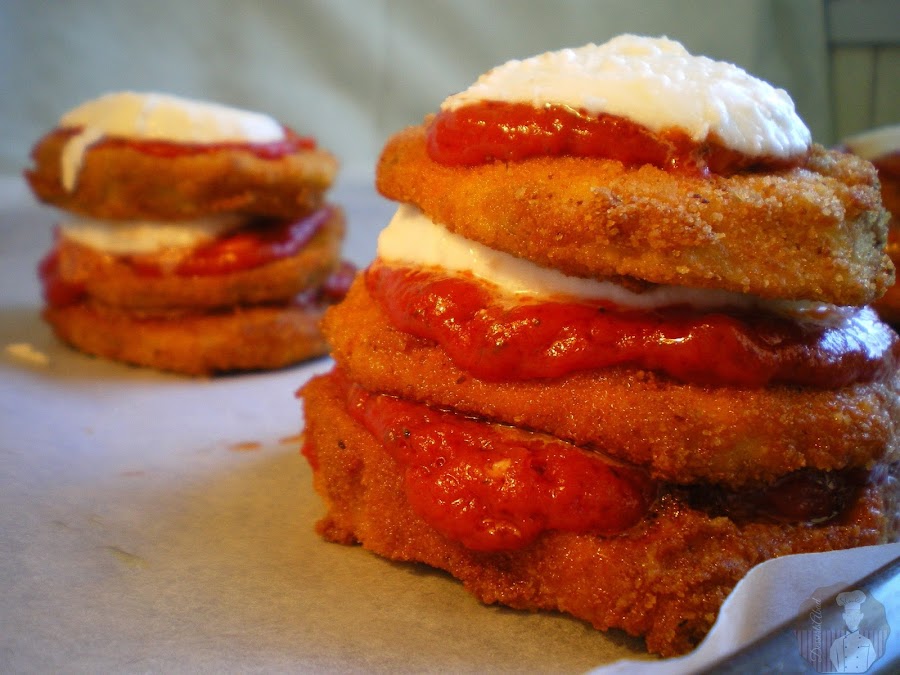 Stacks de berenjenas rebozadas con mozzarella fresca y salsa marinada