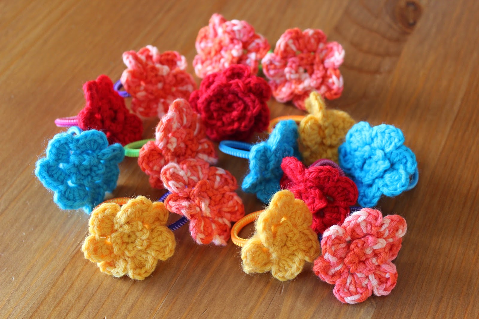klbko-radosti-crochet-flower-as-a-hair-tie