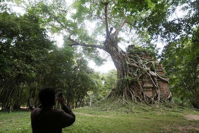 Bombed and looted ancient Cambodian city poised for rebirth Bombed and looted ancient Cambodian city poised for rebirth