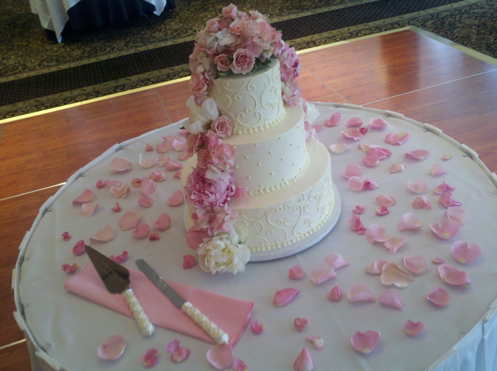 Michéll Events: 16 Seasonal Unique Wedding Cake Flavors