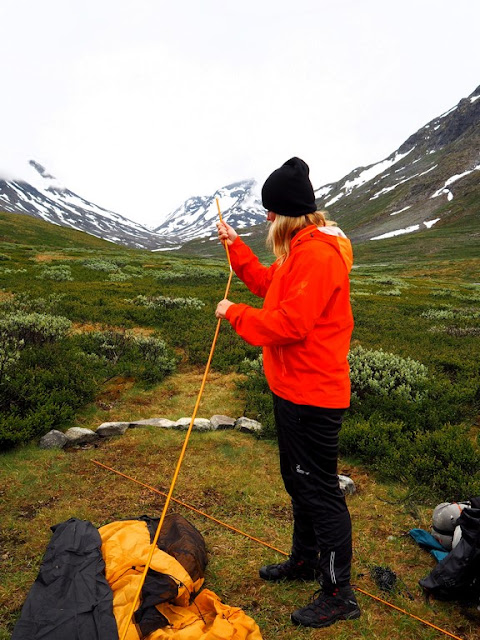 Skládám stan v národním parku Jotunheimen Spiturstulen, Jotunheimen, stan, příroda, trek, Norsko