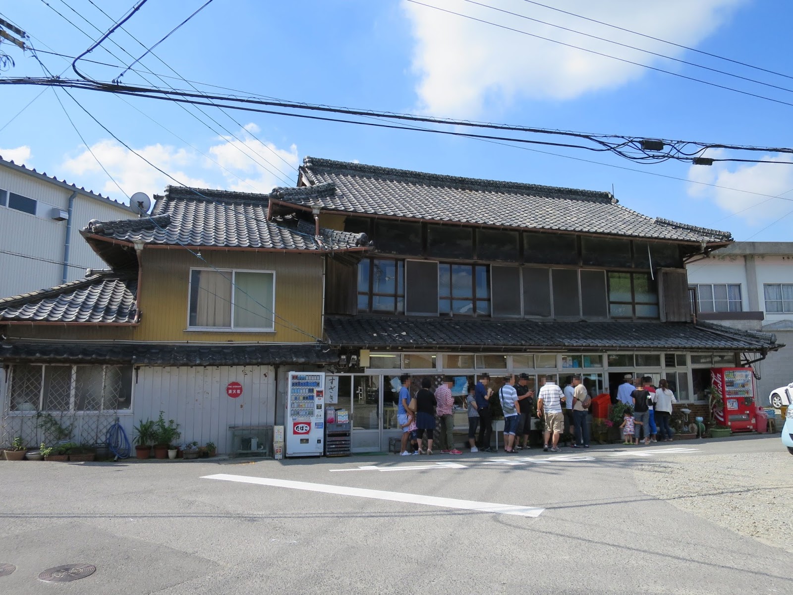 キャノンデールのｂ級食べ歩記 四国の二大霊峰と讃岐うどんを巡るツーリング 本場讃岐うどん巡礼 須崎食料品店 でひや小温玉 田舎の食料品店の店先で食べるうどんの腰は驚きの強さ