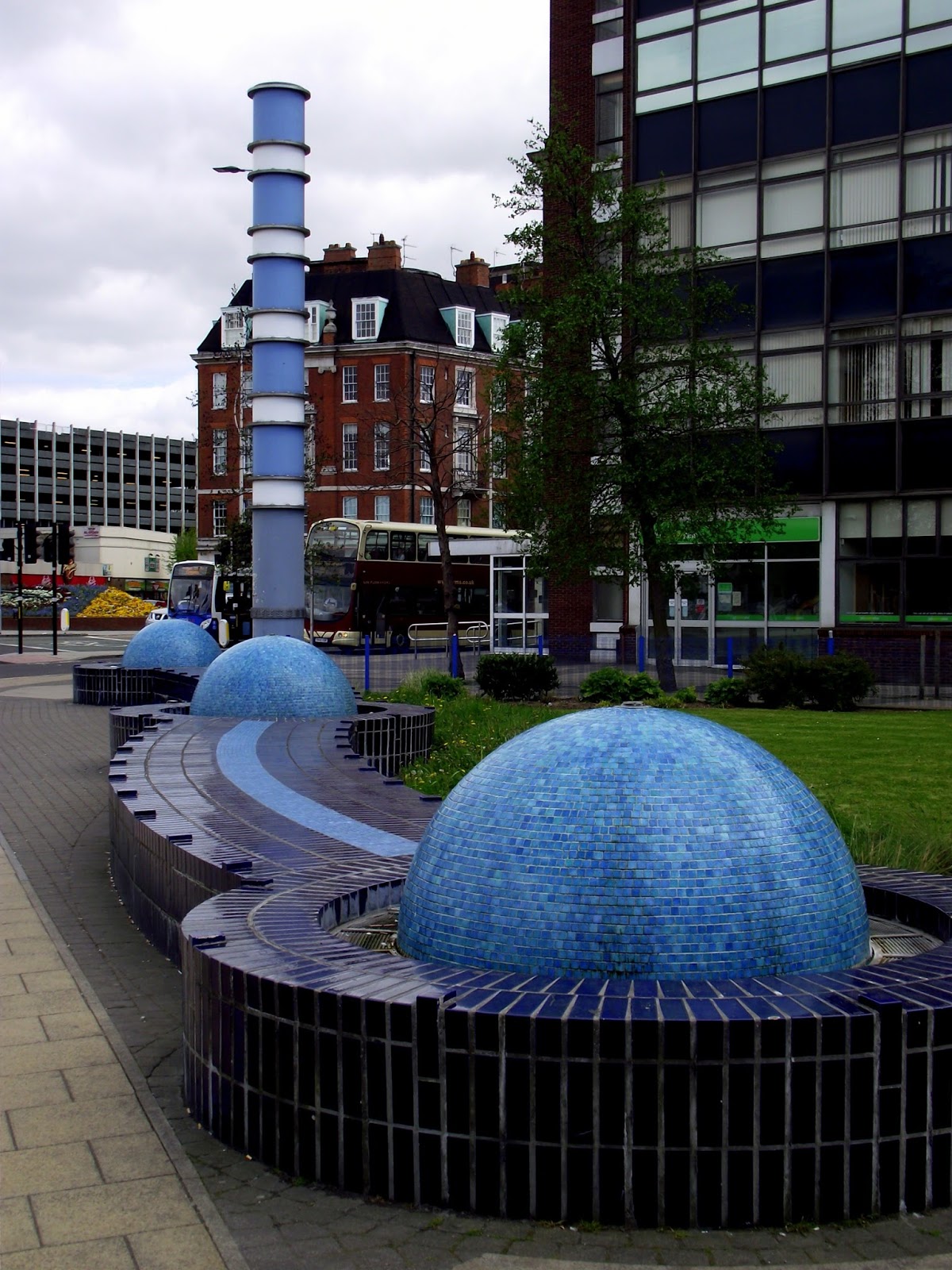 Hull and Hereabouts Three fountains and a thingy